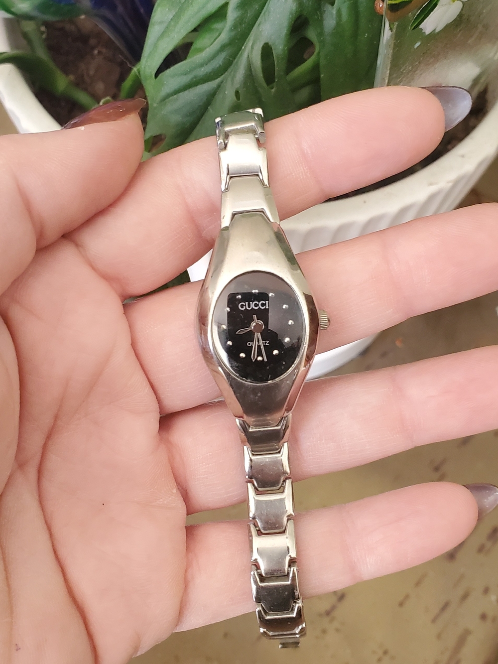 Gucci Silver Bracelet Women's Quartz Watch with Black Dial